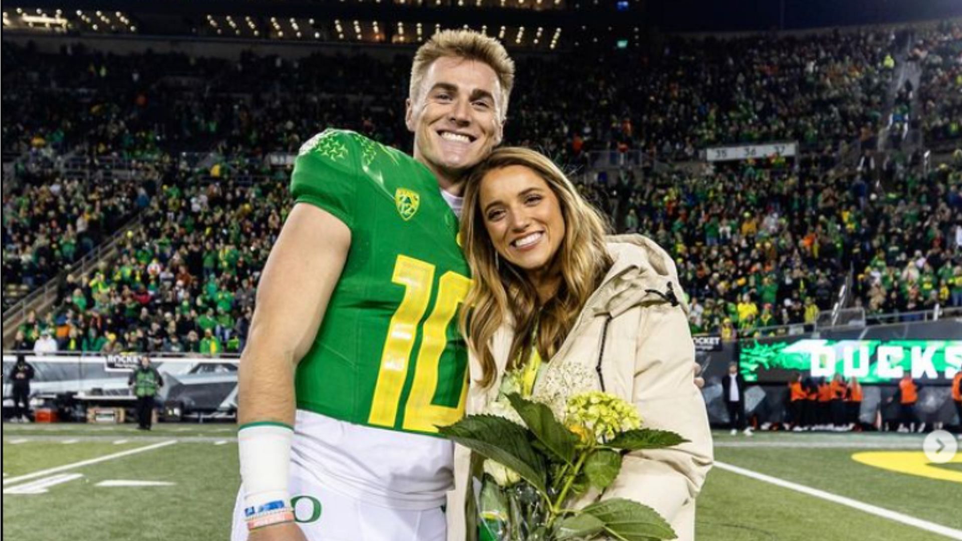 Bo Nix and wife Izzy Nix pose for the camera (Image Source: instagram.com/izzysmokenix)