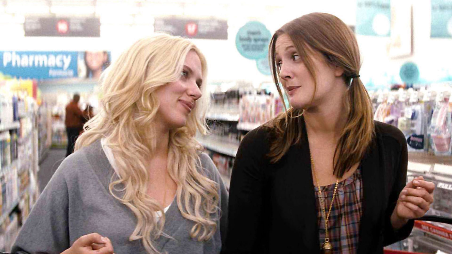 Scarlett Johansson and Drew Barrymore in He&#039;s Just Not That Into You (Image via Warner Bros. Pictures)