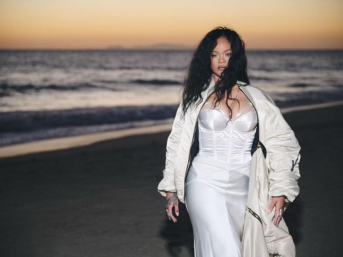 "Everybody getting left on read"— Fans react as Rihanna passes by Naomi and Law Roach at Alaïa’s NYFW show without greeting