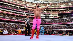 WWE से गायब चल रहे Seth Rollins के ऊपर फुटबॉल मैदान में हुआ 'हमला', देखें वीडियो