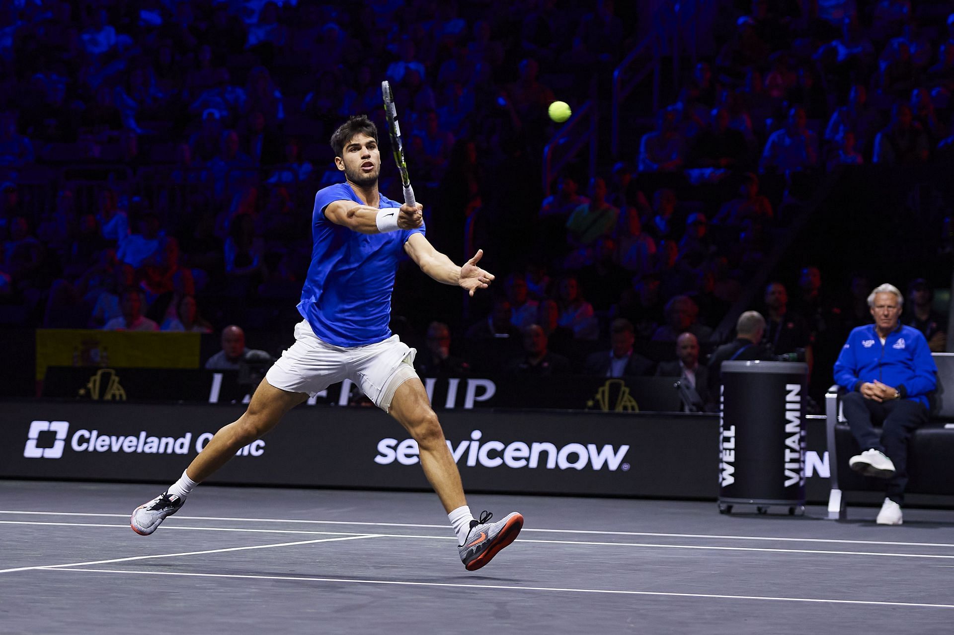 Alcaraz plays a volley during his match at the Laver Cup 2024 - Source: Getty