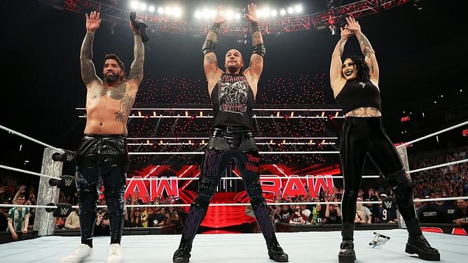 WWE RAW - Best and Worst - 2 former world champions injured; massive Roman Reigns reunion scrapped?