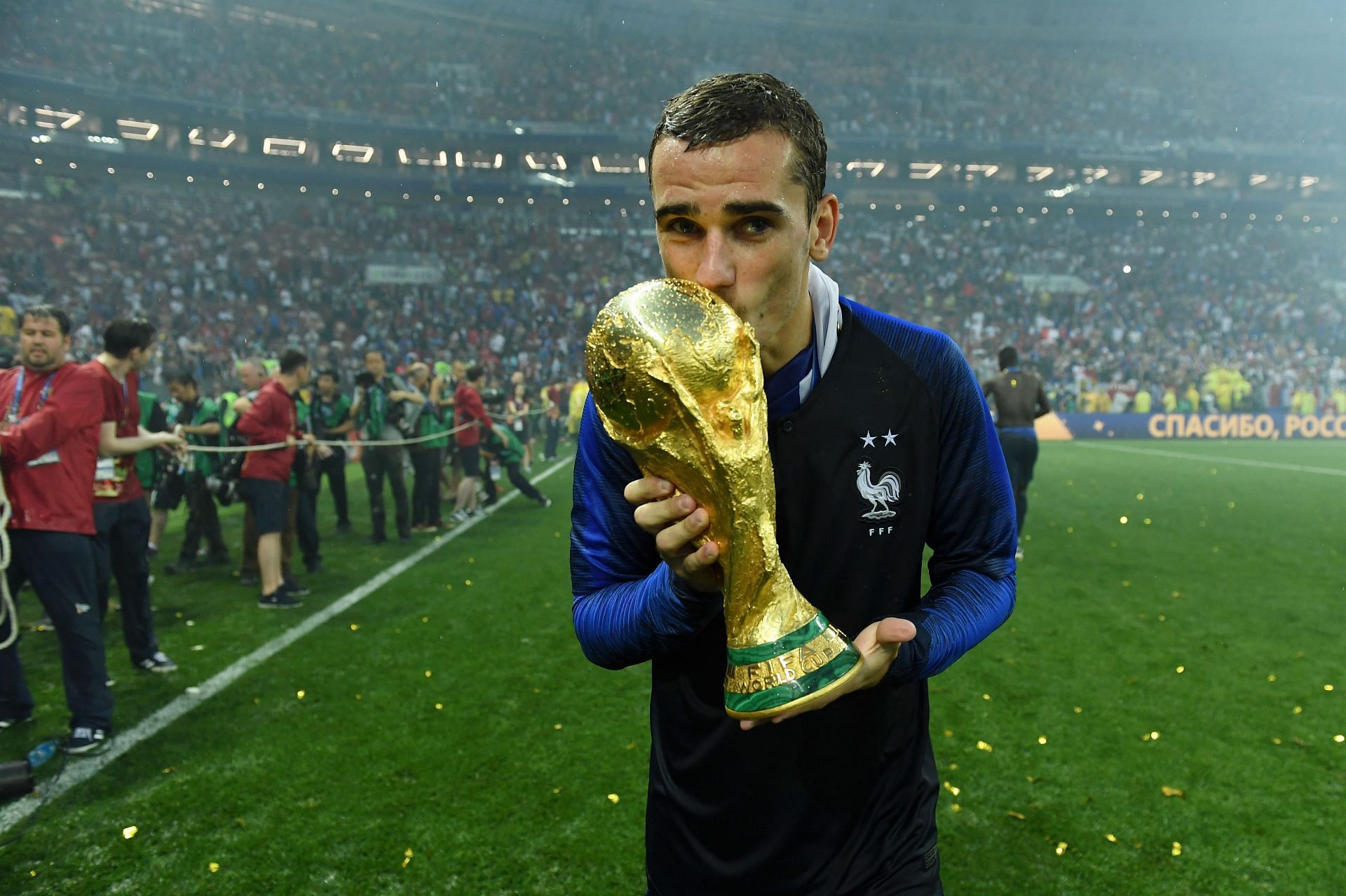 Griezmann with the 2018 FIFA World Cup trophy (Image via Getty)