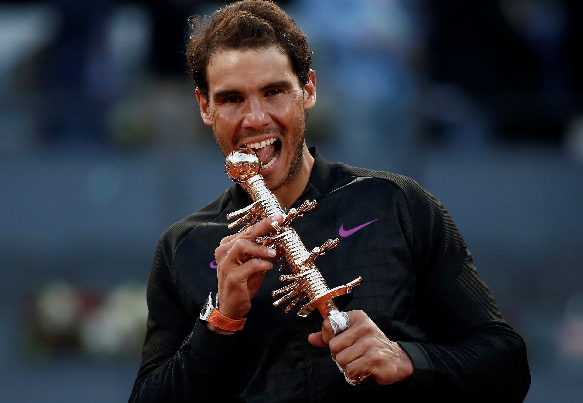 El toro español posa con el trofeo del Masters de Madrid 2017