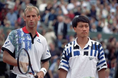 Thomas Muster and Michael Chang during the 1995 French Open final. (Source: Getty)