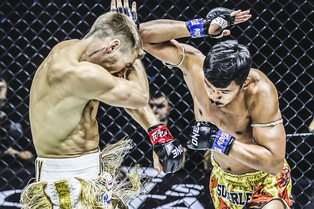 Superlek (R) lands a devastating elbow vs Jonathan Haggerty (R) ~ Image by ONE Championship