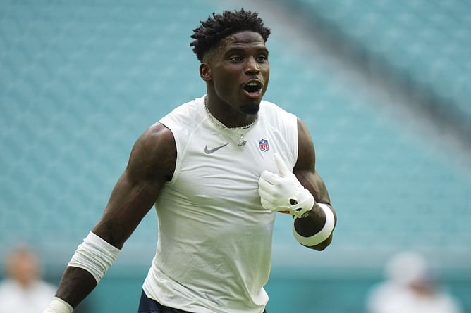 WATCH: Tyreek Hill mocks detainment at the hands of Miami Police with handcuff celebration after scoring TD vs Jaguars