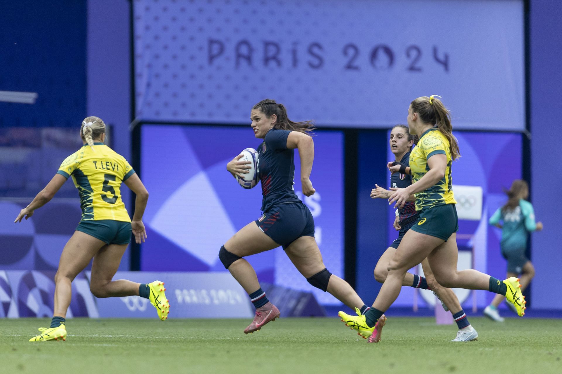 Ilona Maher [C] carrying the ball in the bronze medal match against Australia at the Paris Olympics 2024 [Image Source: Getty]