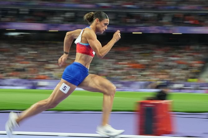 Why does Sydney McLaughlin-Levrone's participation in Diamond League Final raise questions regarding the event's rules?