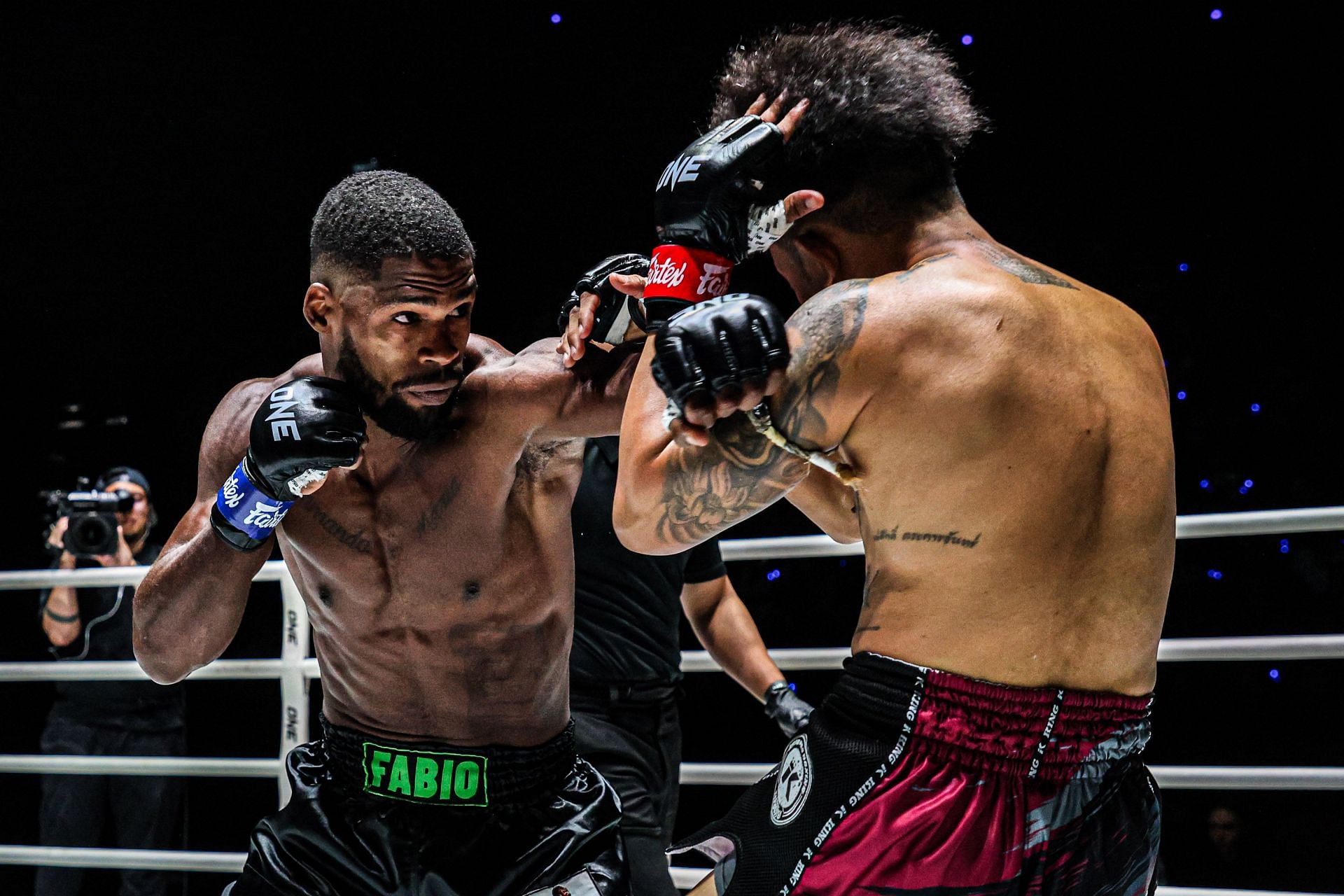 Fabio Reis (left) in action against Pakorn PK Saenchai (right).