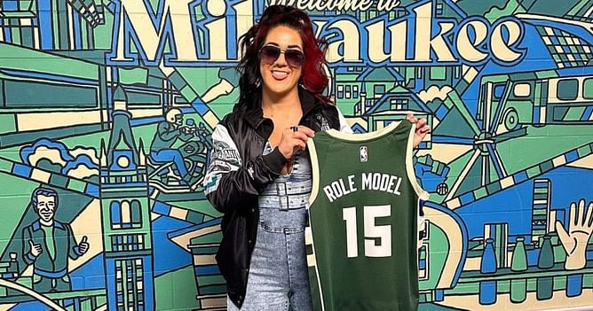 Absent AEW star reacts to Bayley's photo at non-WWE event with a four-word message