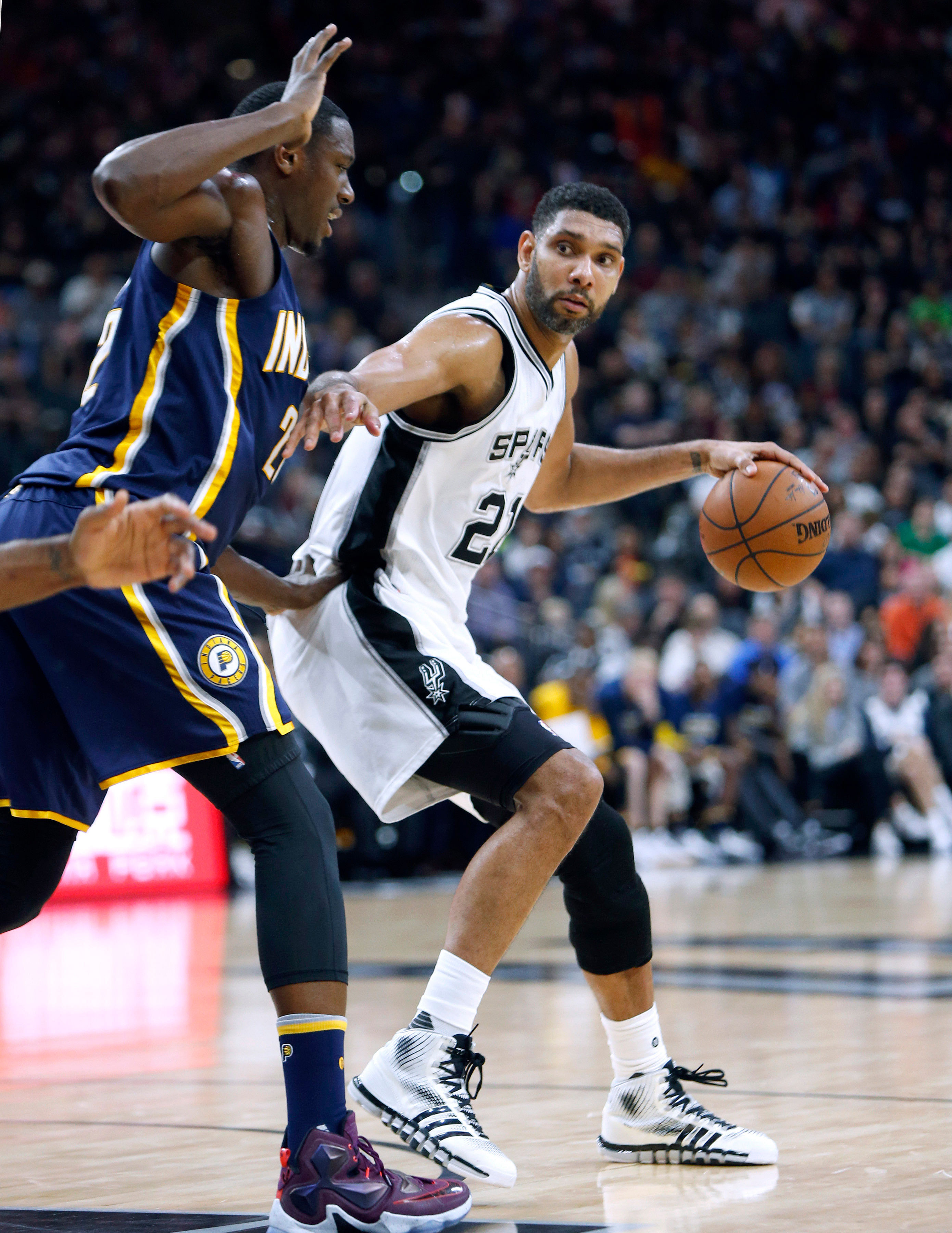 San Antonio Spurs legend Tim Duncan goes to work in the post - Source: Imagn