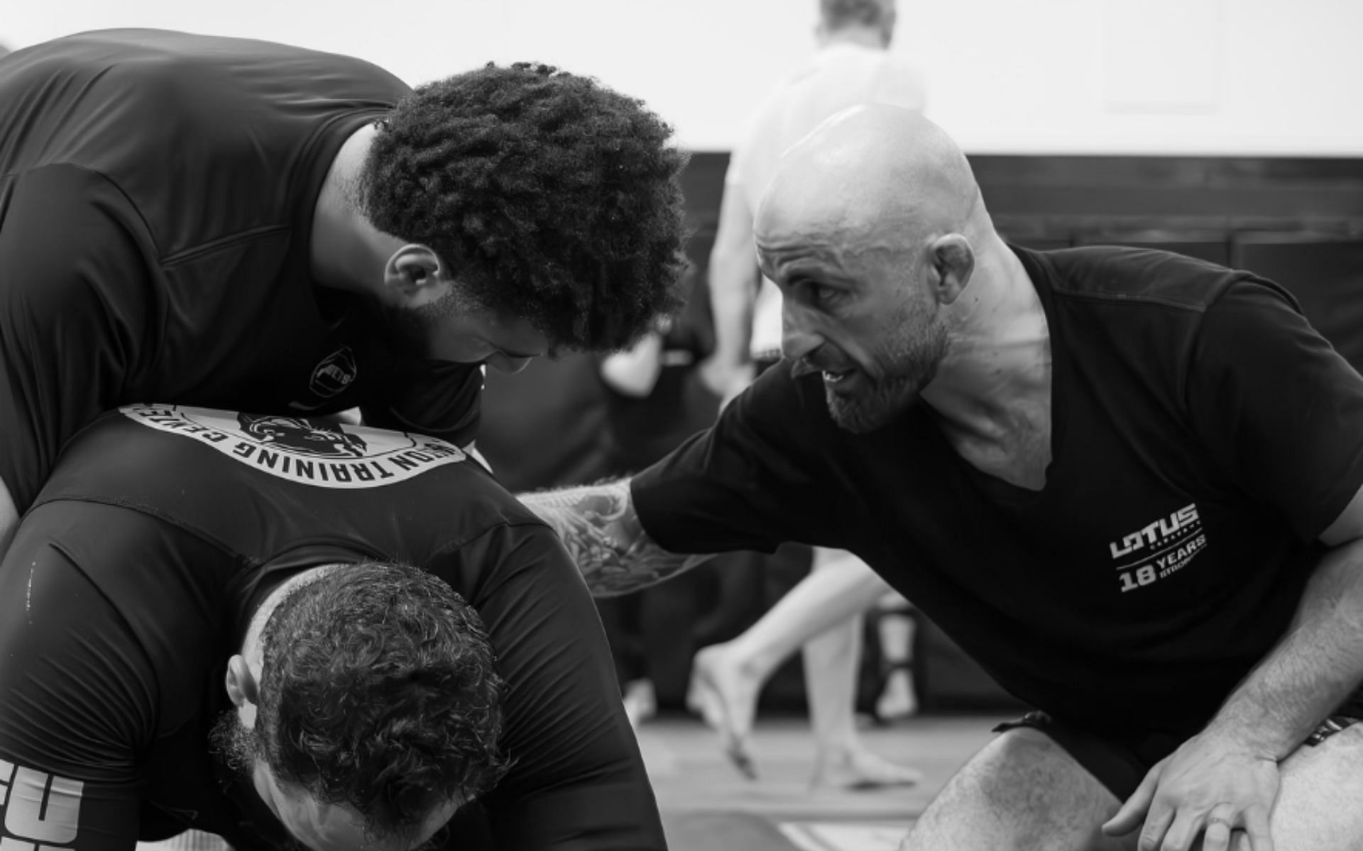 Alexander Volkanovski (right) instructing Jamal Murray (top left). [Image courtesy: @alexvolkanovski on Instagram]