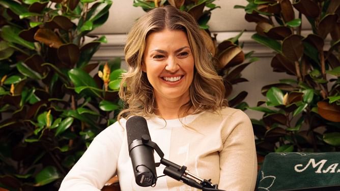 Amanda Balionis shares beach memories, recaps August in 10 pictures