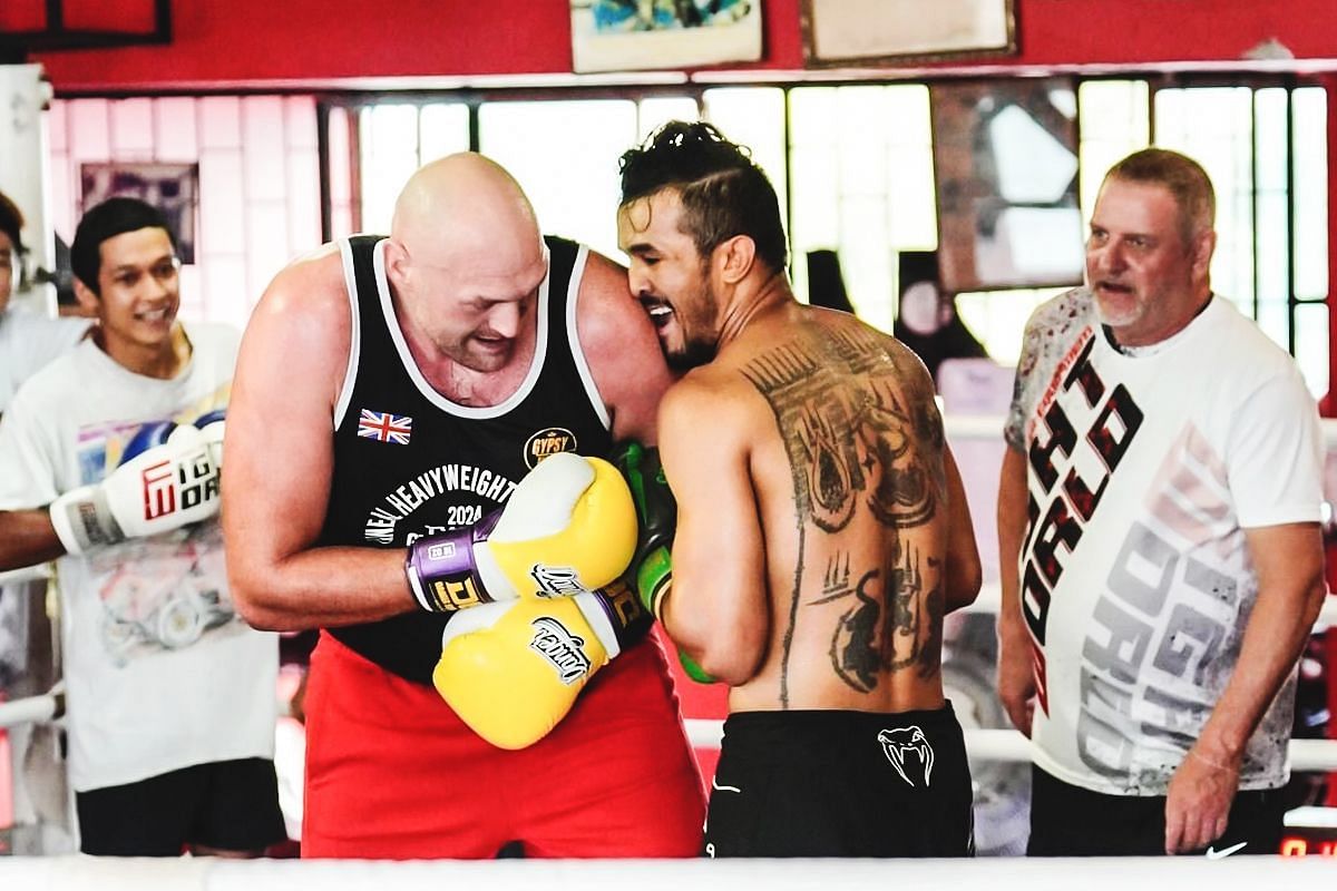 Sinsamut (R) spars with Tyson Fury (L) | Photo from Sinsamut