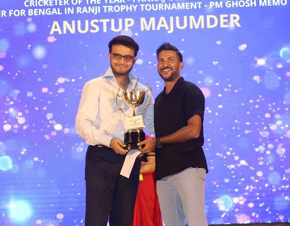 Anustup Majumdar receives the Best Cricketer of the Year award from Sourav Ganguly