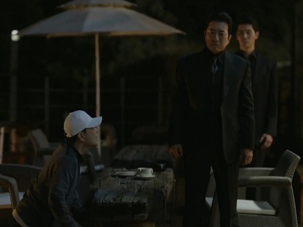 Pan-ho kneels before Kang-heon (Image via ENA)