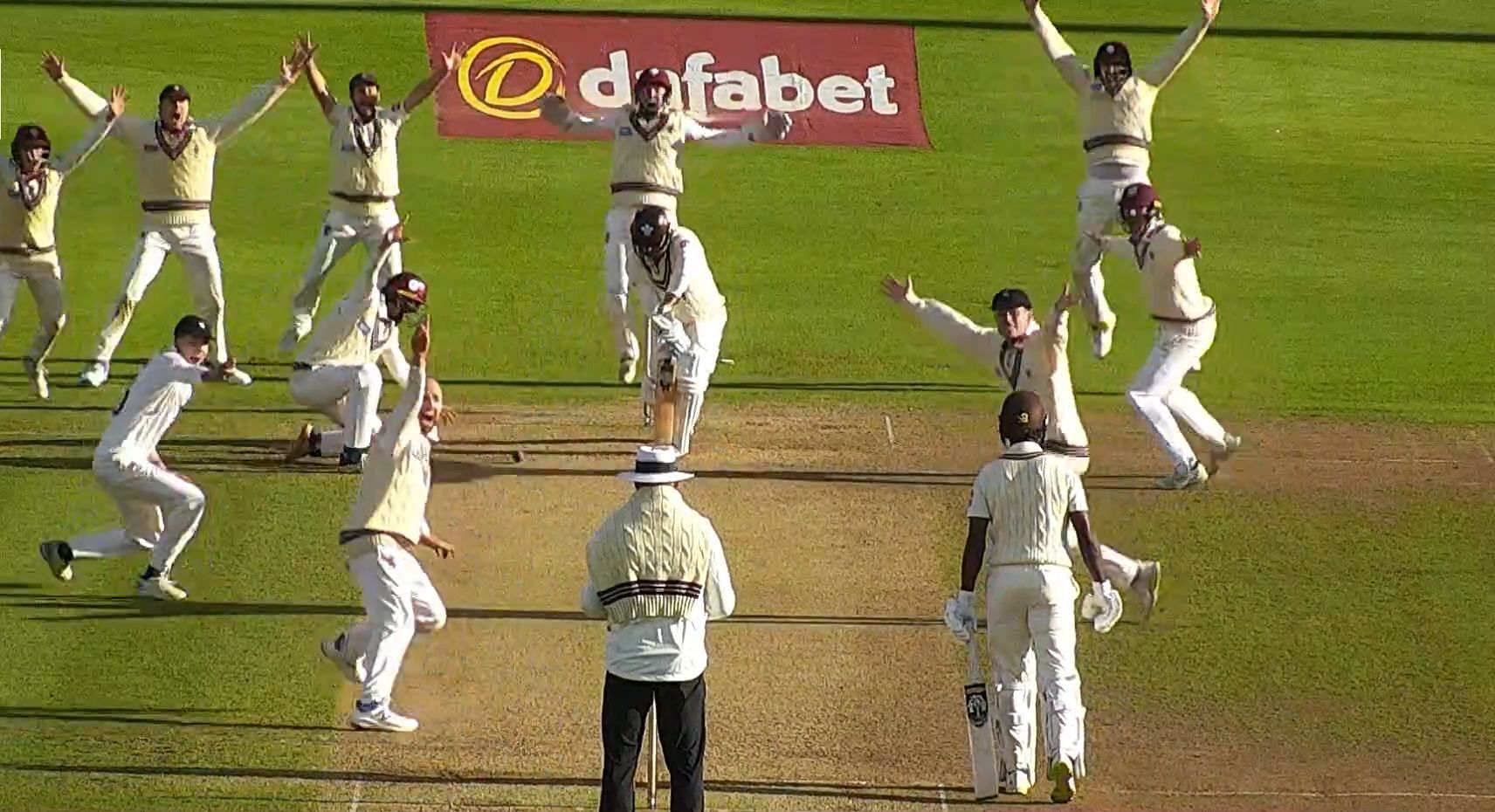 तेजी से वायरल हो रही समरसेट की अनोखी फील्डिंग रणनीति (Photo Credit: @henrymoeranBBC)