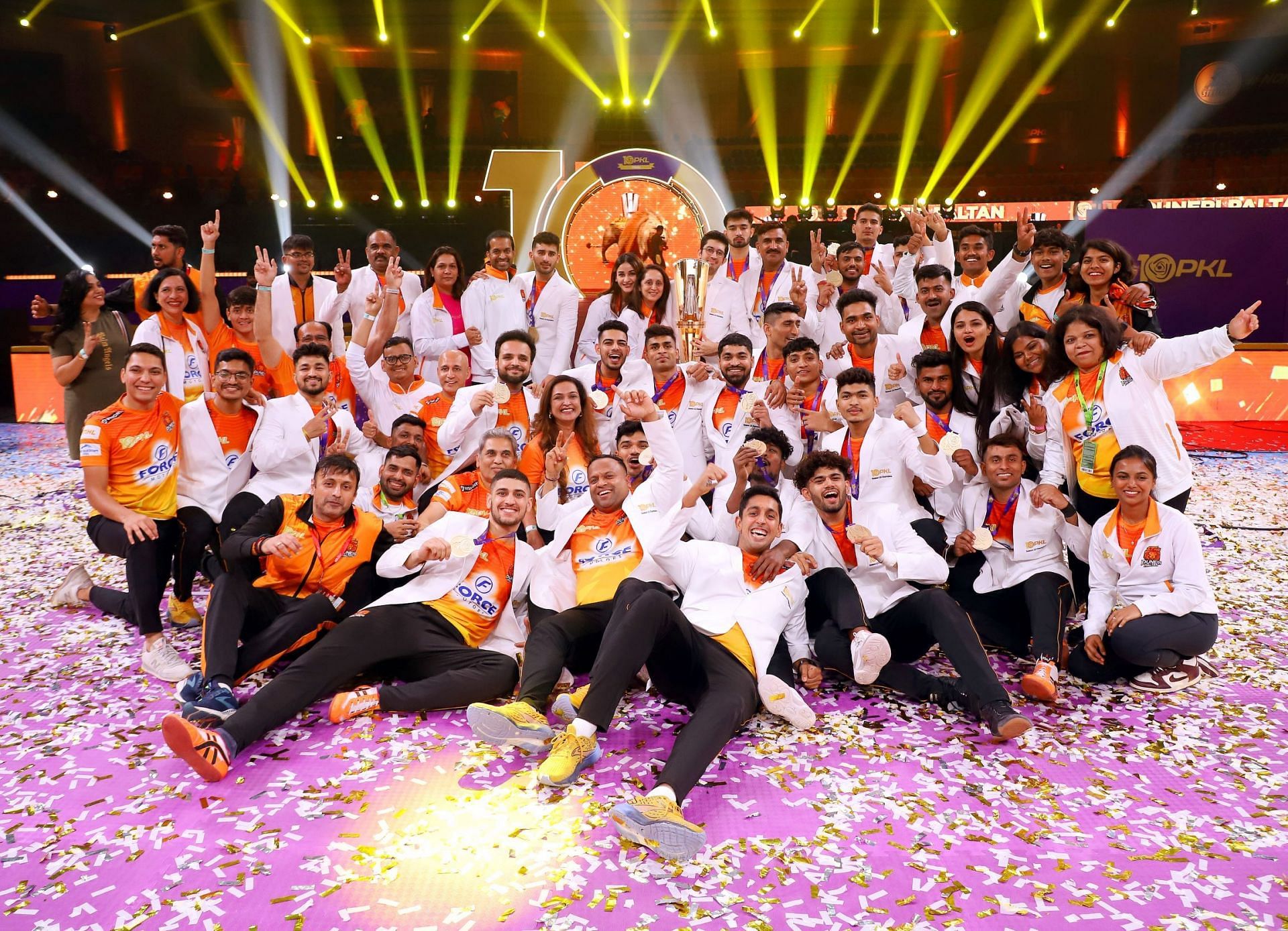 Puneri Paltan celebrate the PKL Season 10 Trophy (Image via PR)