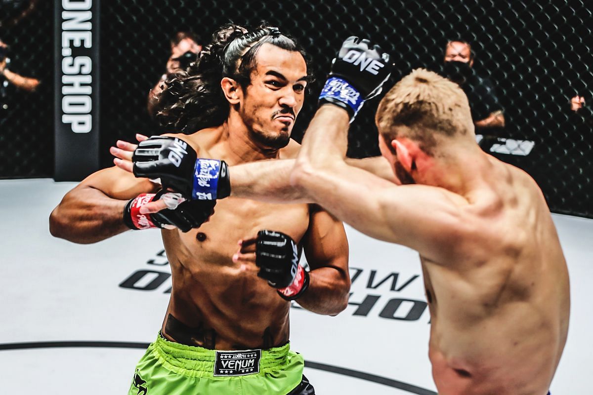 Sinsamut Klinmee fighting Liam Nolan | Image credit: ONE Championship