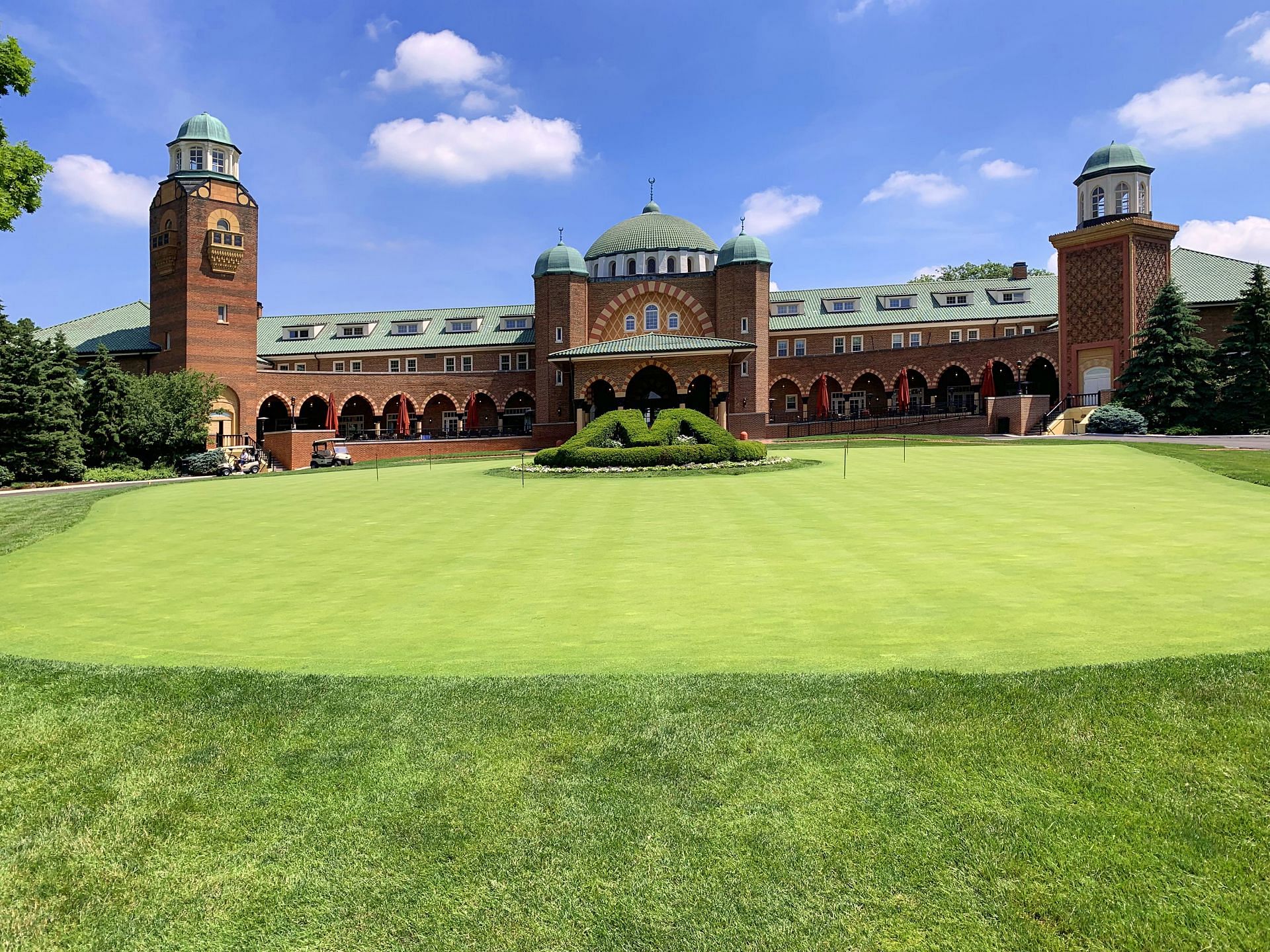 A general view of the Medinah Country Club, Club House, and Putting Green in Chicago, Illinois [Image via Getty]