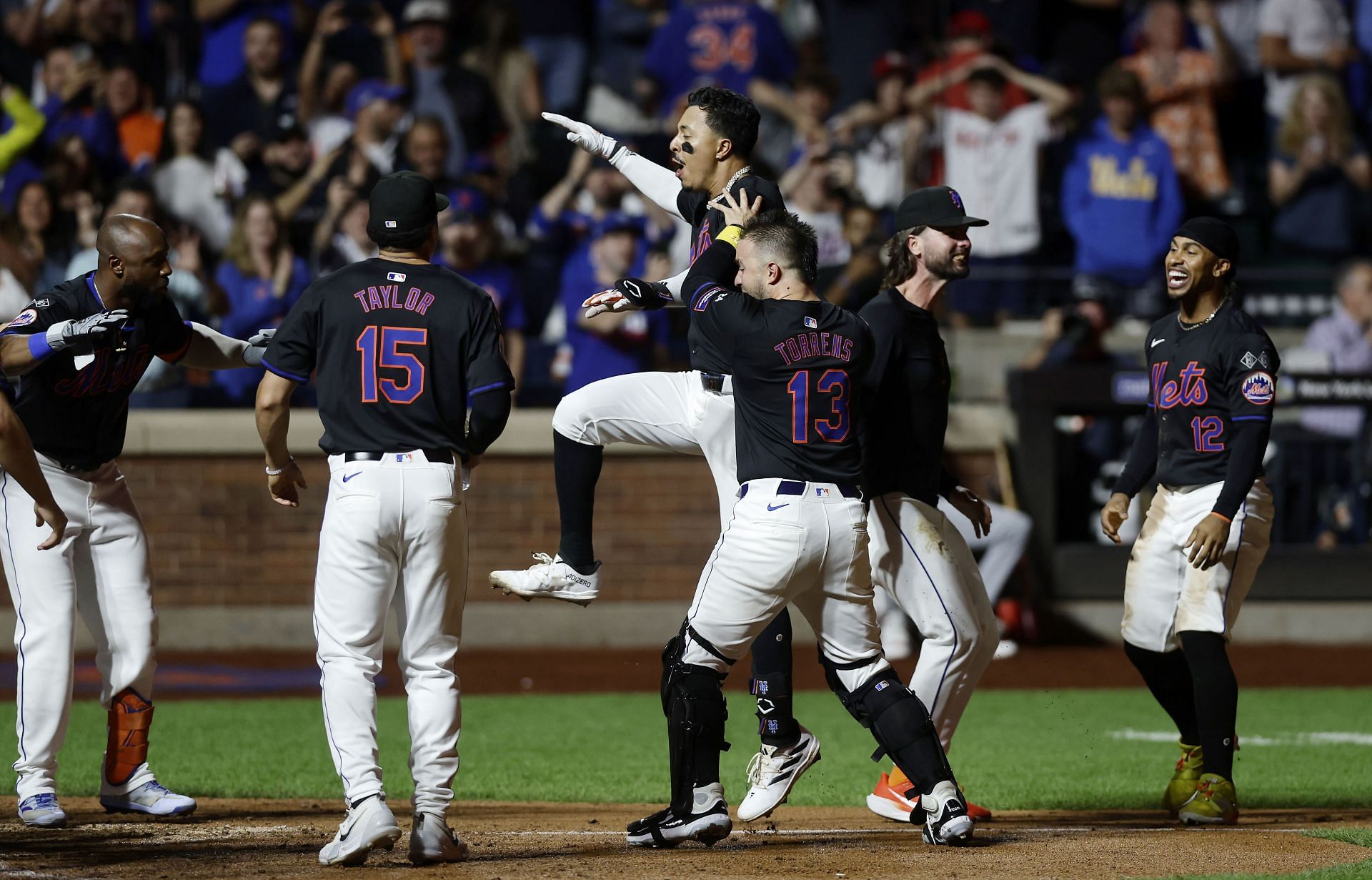 Mark Vientos celebrates hitting the game-winning home run in the 10th inning (Credits: Getty)