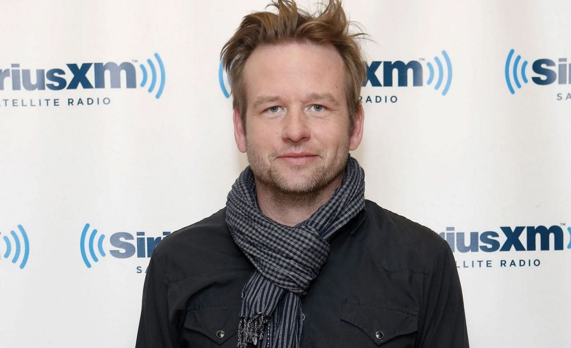 Actor Dallas Roberts visits the SiriusXM Studios on November 28, 2012 in New York City. (Image via Getty/Cindy Ord)