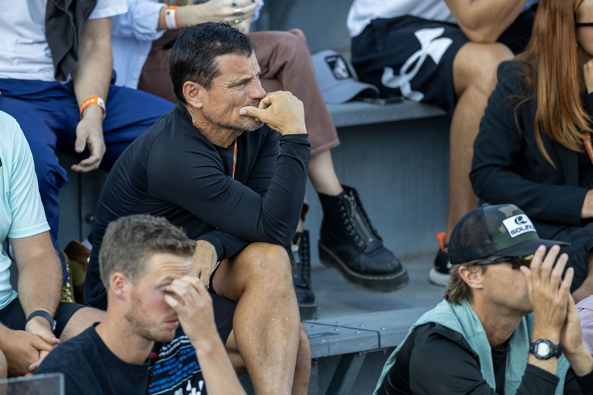 Ben Navaaro (middle) watches his daughter Emma at the French Open 2023. (Photo: Getty)