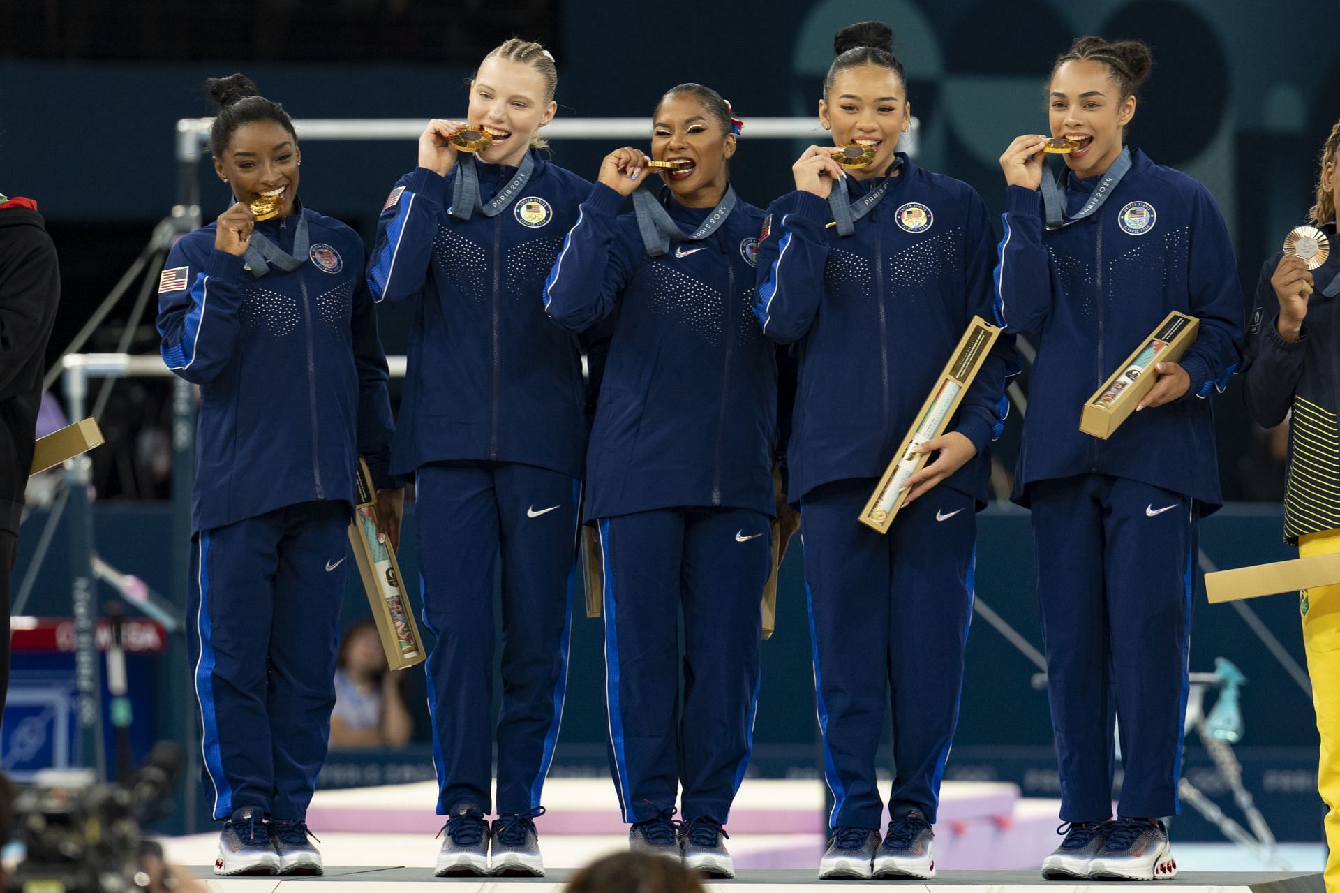 Hezly Rivera of the USA [Extreme Right] with her teammates after winning the gold medal in women&#039;s team-all around event (Image Source: Getty)