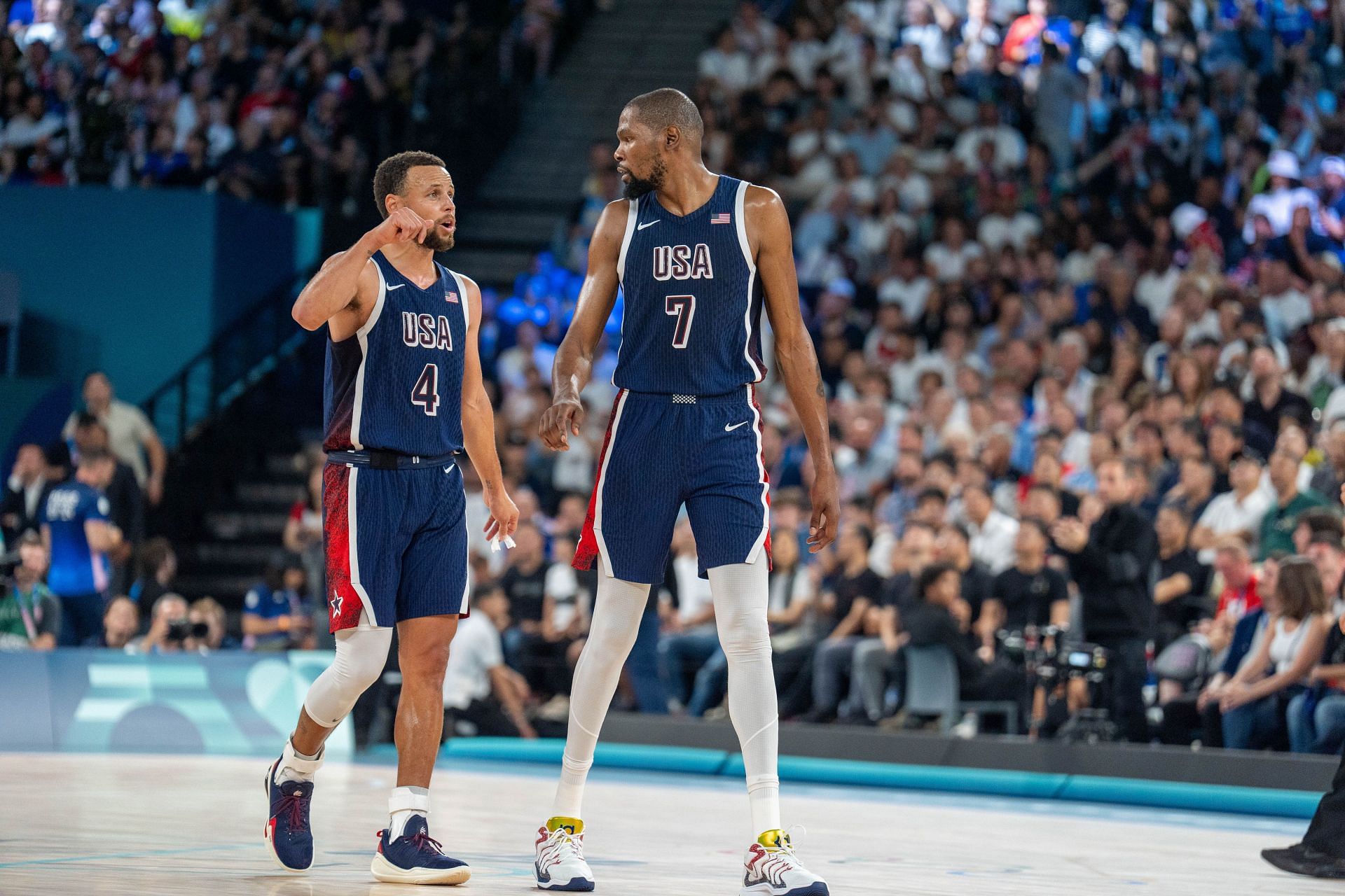 Durant (right) next to Stephen Curry (Image via Getty)