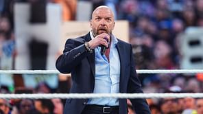 WWE legend announces he's signed 5-year contract with the company after 12 years, minutes before RAW
