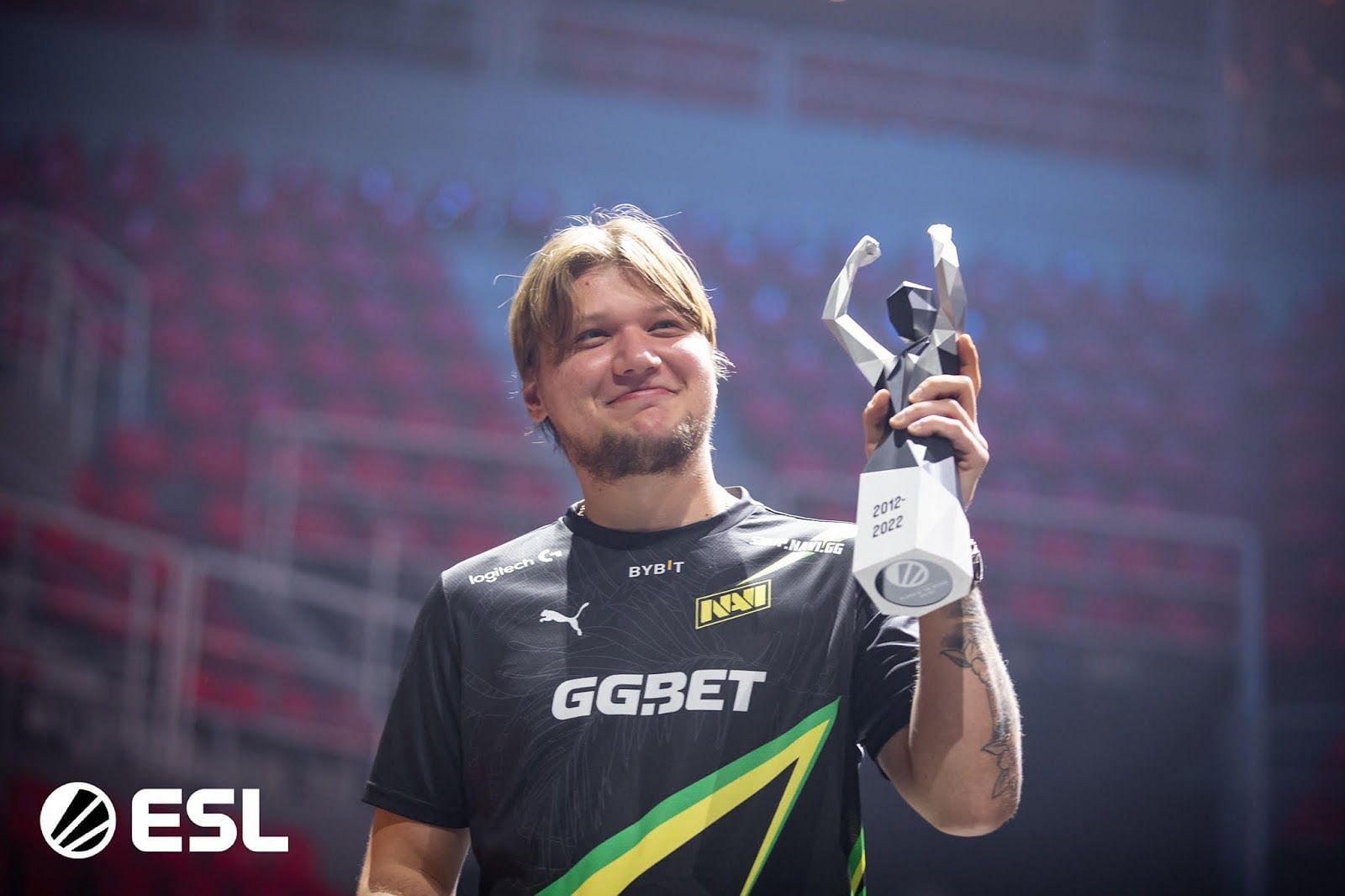 s1mple winning Player of the Year (Image via ESL)