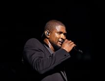 "Someone stop him" — Internet reacts to Usher feeding a woman cherries at his concert