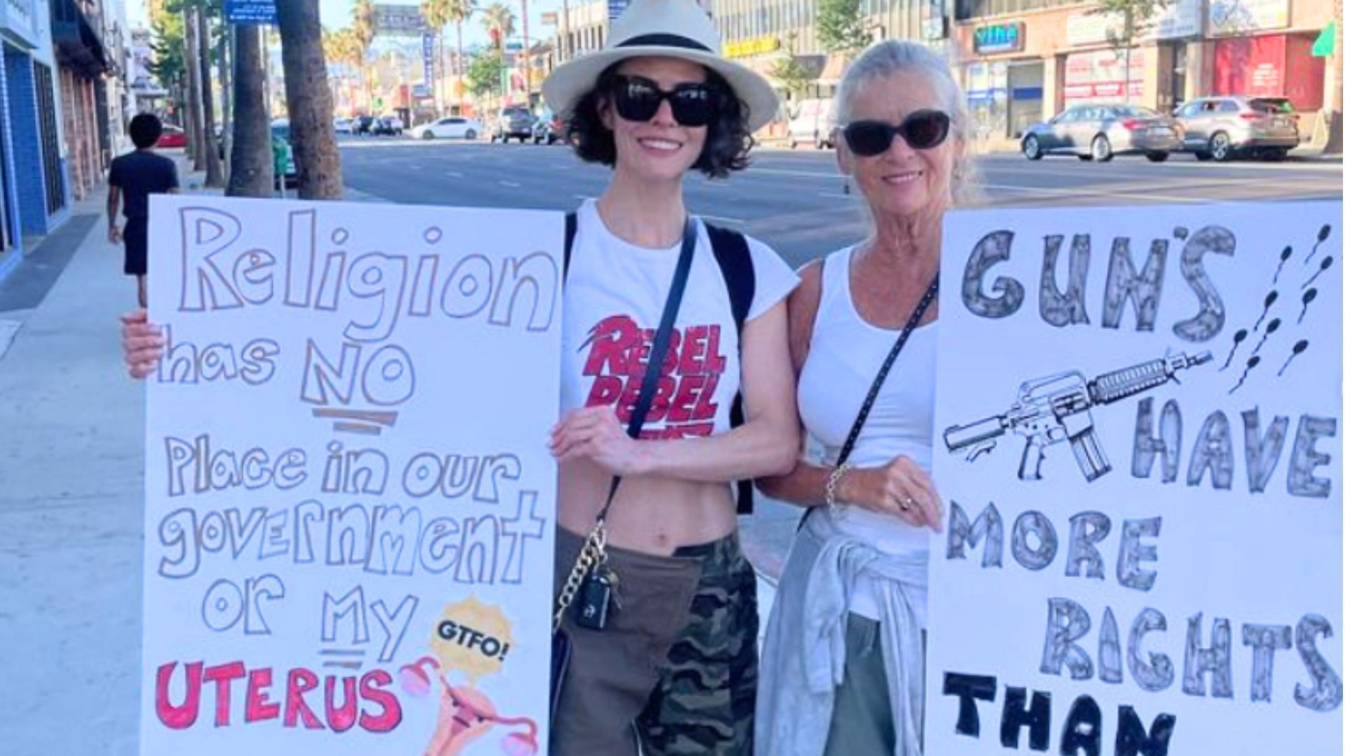 Linsey and her mother work for many social and medical causes (Image via Instagram/ohmygodfrey)