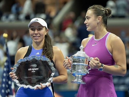 Jessica Pegula (L), and Aryna Sabalenka with their 2024 US Open trophies. (Image: Getty)