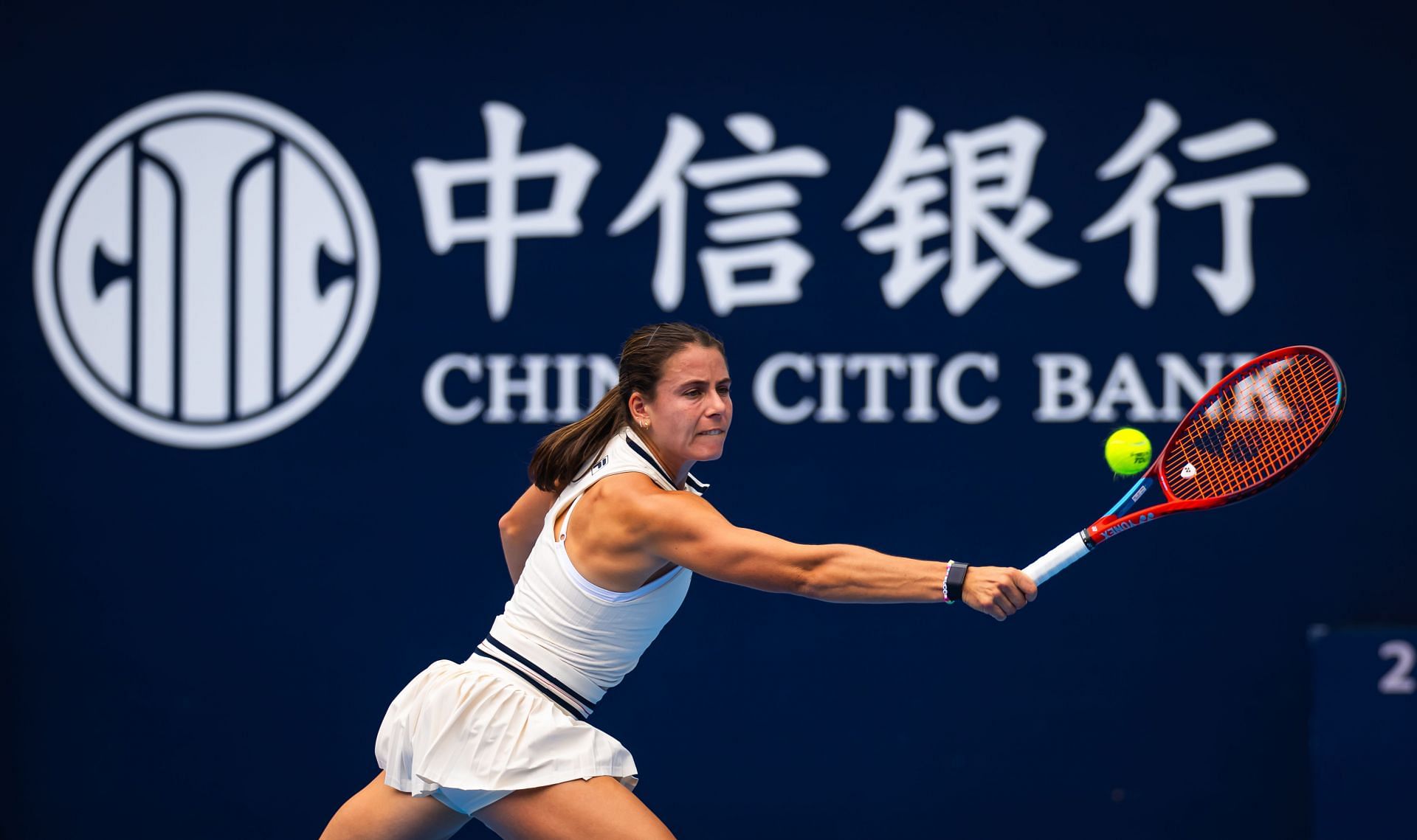 Emma Navarro in action at the 2024 China Open (Image via Getty)