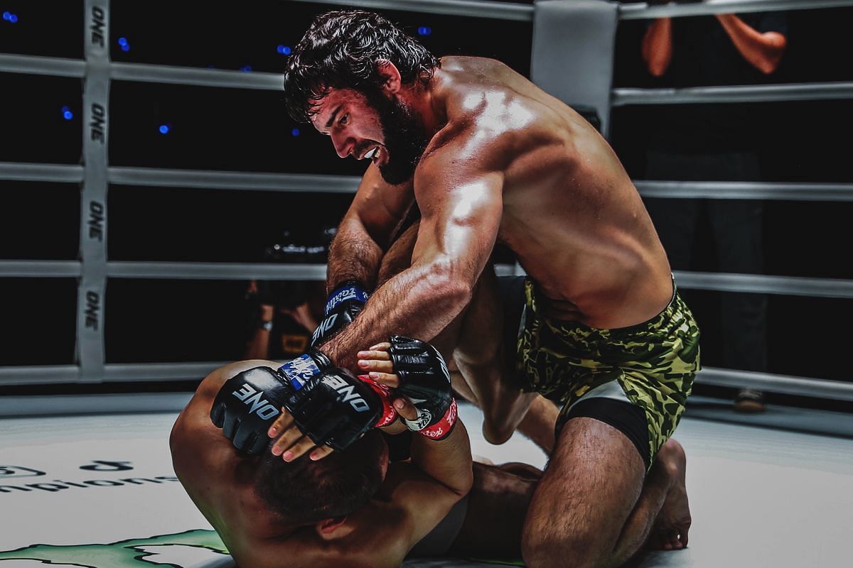 Shamil Erdogan fighting Fan Rong | Image credit: ONE Championship