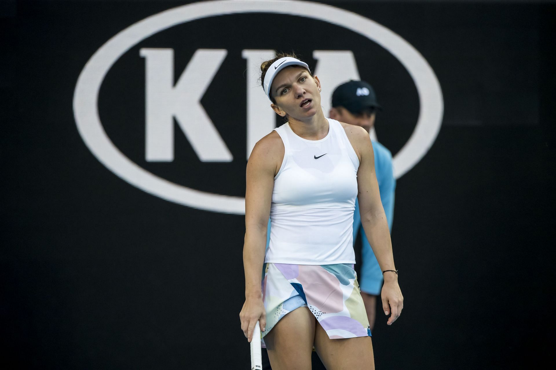 Simona Halep struggles with a knee injury (Image: Getty)