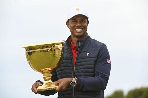 Tiger Woods poses with the trophy after winning the 2019 Presidents Cup (Image Source: Getty)