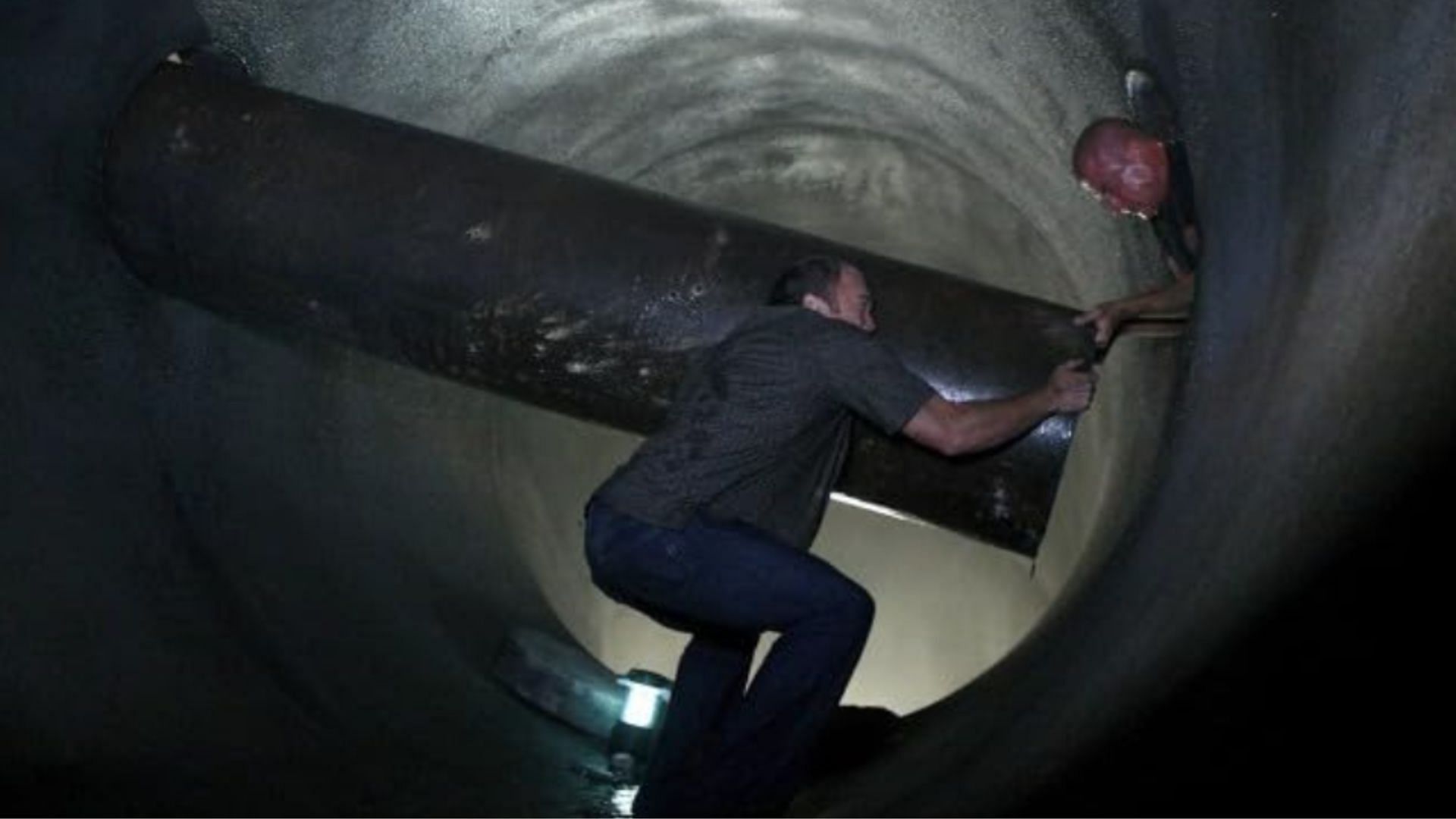 Brad Bellick&#039;s sacrifice in the episode &quot;Greatness Achieved&quot; (image via Fox)