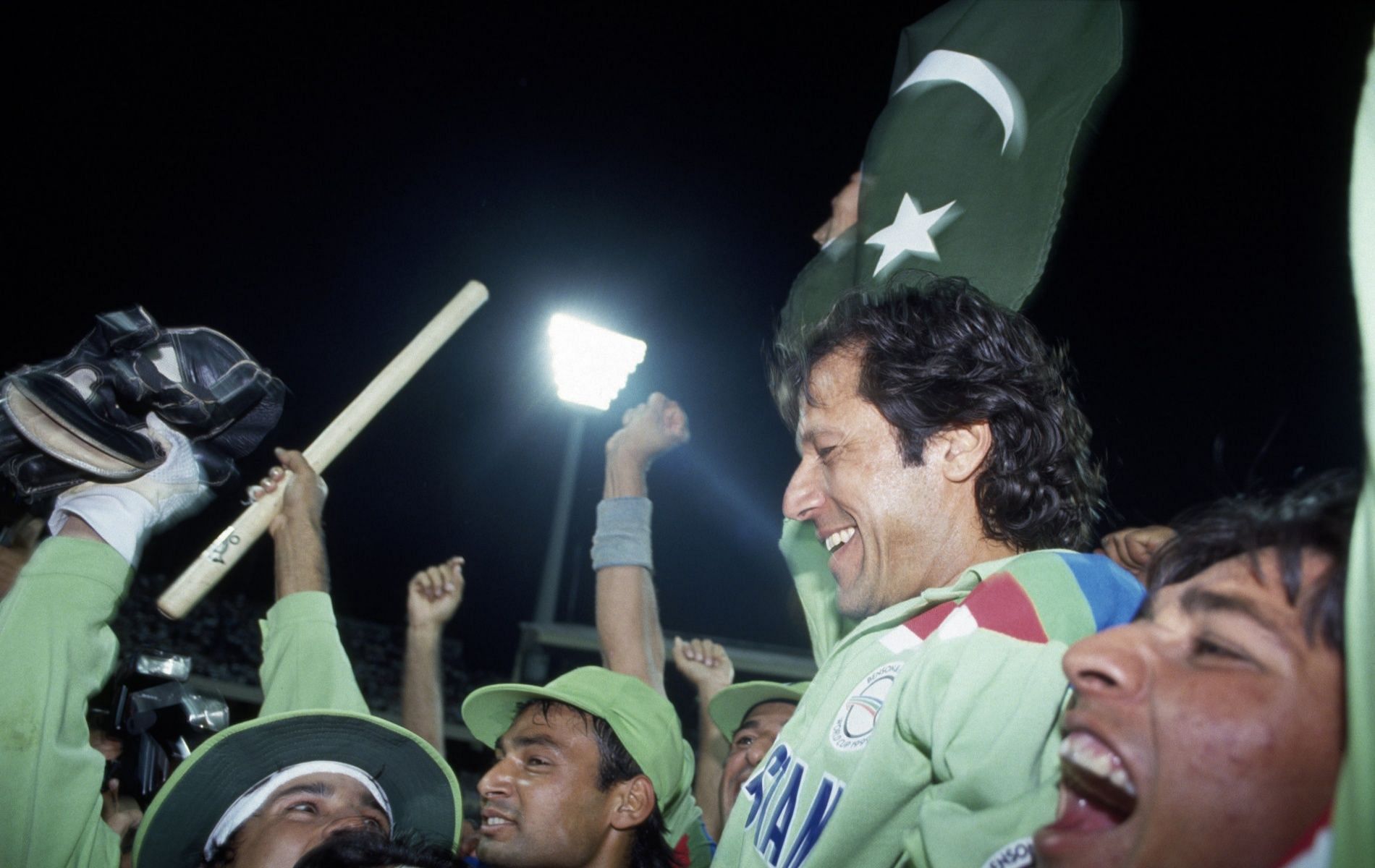 Pakistan, 1990S