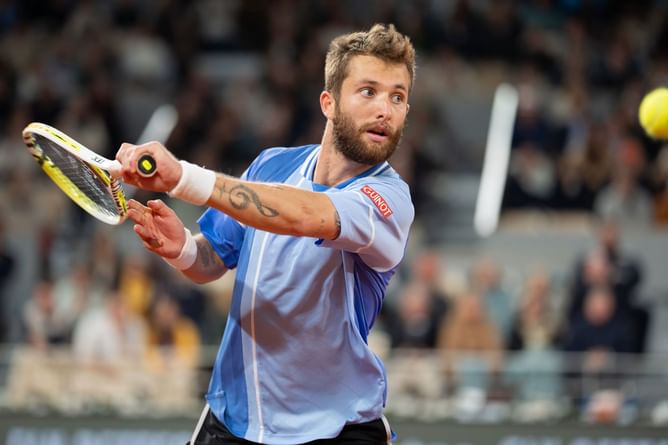 WATCH: Extraordinary scenes at Hangzhou Open as Corentin Moutet produces insane behind-the-back trick shot in 1R clash