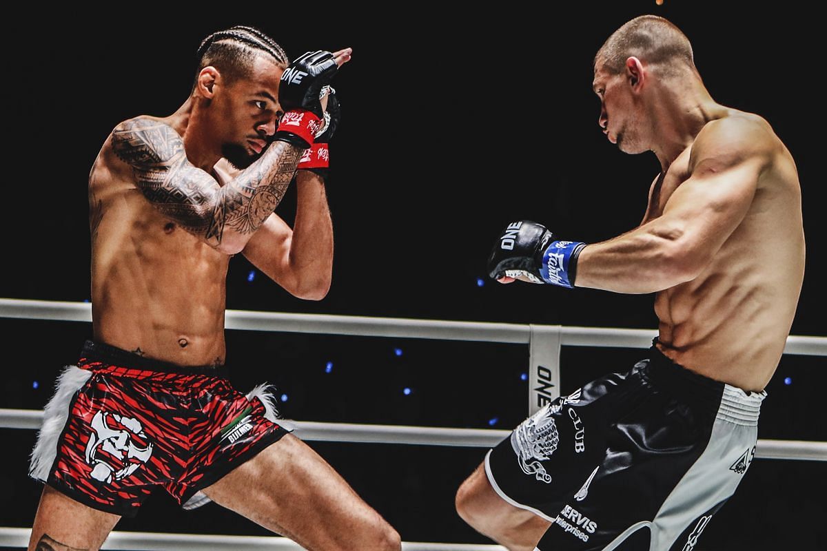 Regian Eersel fighting Sinsamut | Image credit: ONE Championship