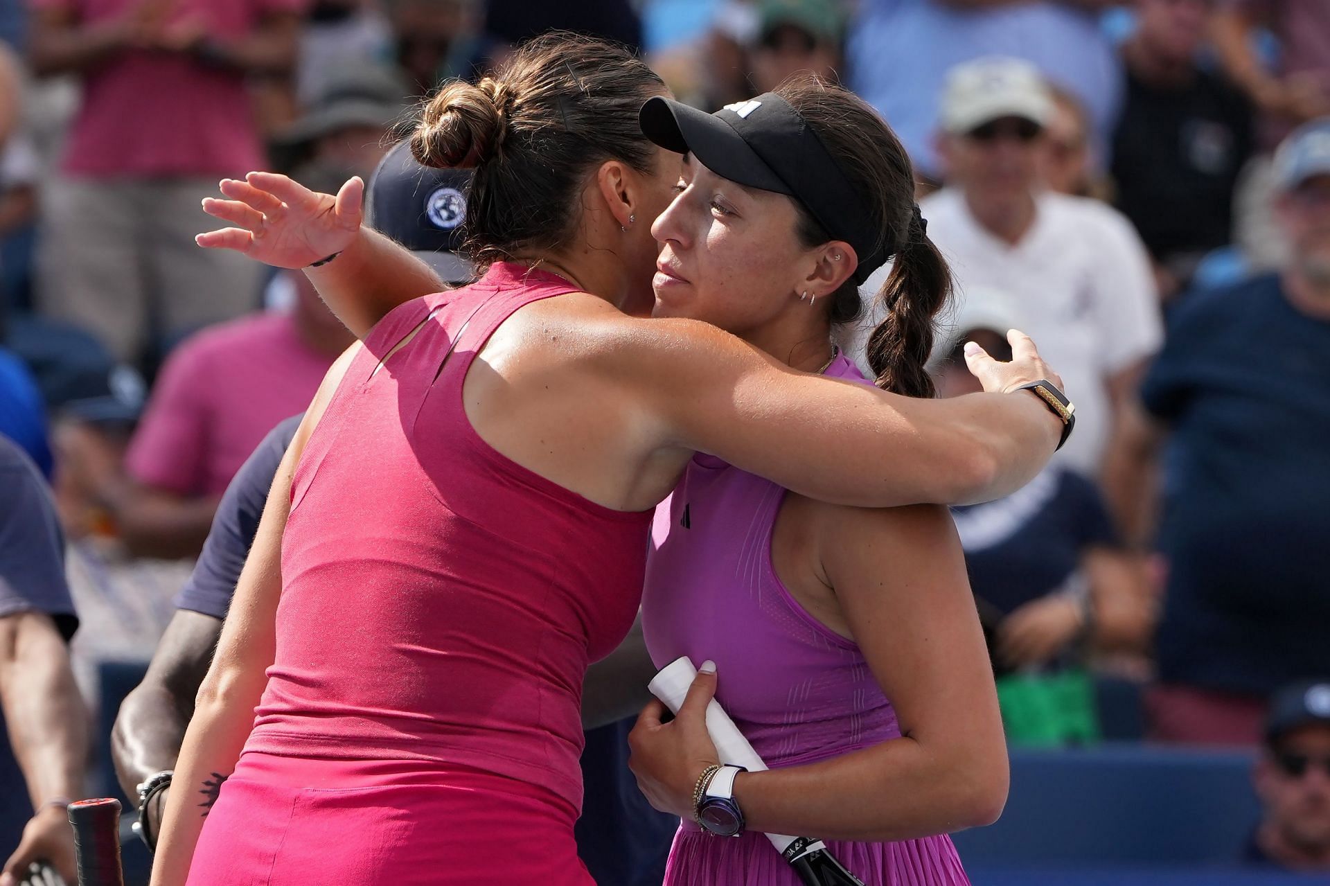 Aryna Sabalenka (L) and Jessica Pegula hugging at the 2024 Cincinnati Open | Image Source: Getty