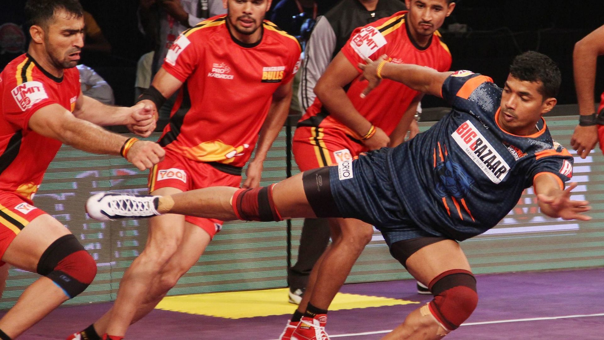 Nitin Madane during a raid for Bengal in the 2016 season (Image Credits: Bengal Warriorz/FB)