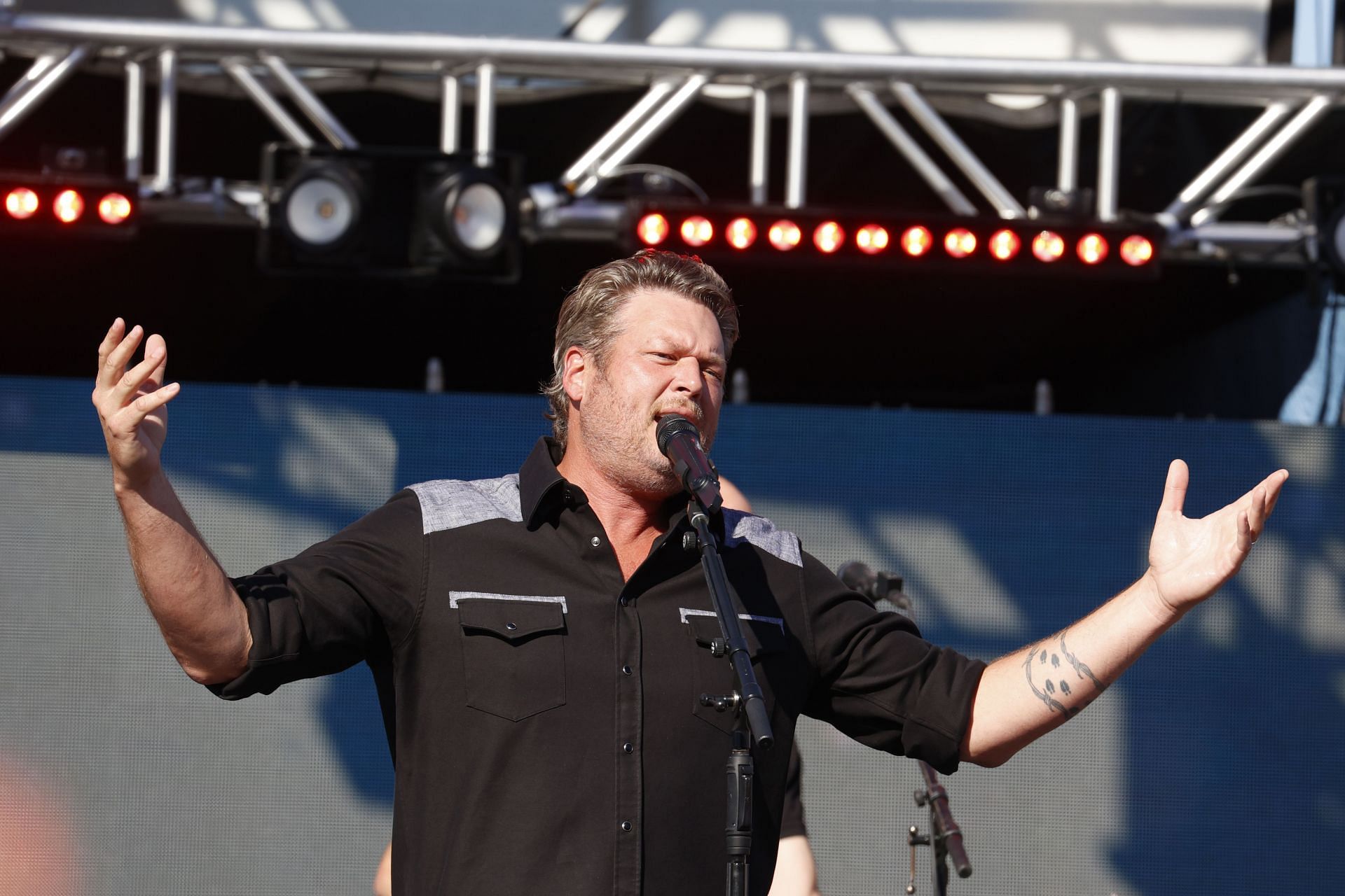 Blake Shelton at the AUTO: JUL 24 IndyCar - Hy-Vee Salute To Farmers 300 (Image via Getty)