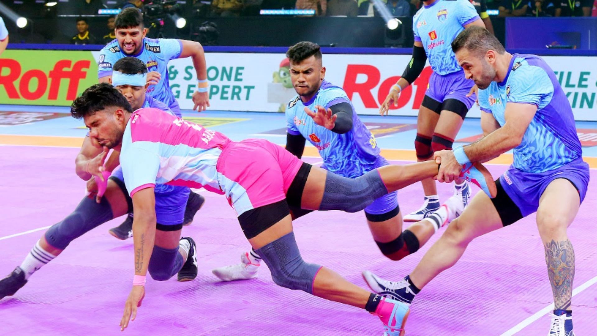 Bengal Warriorz skipper Fazel Atrachali attempts an ankle hold during their PKL 11 clash against Jaipur Pink Panthers (Image Credits: PKL)