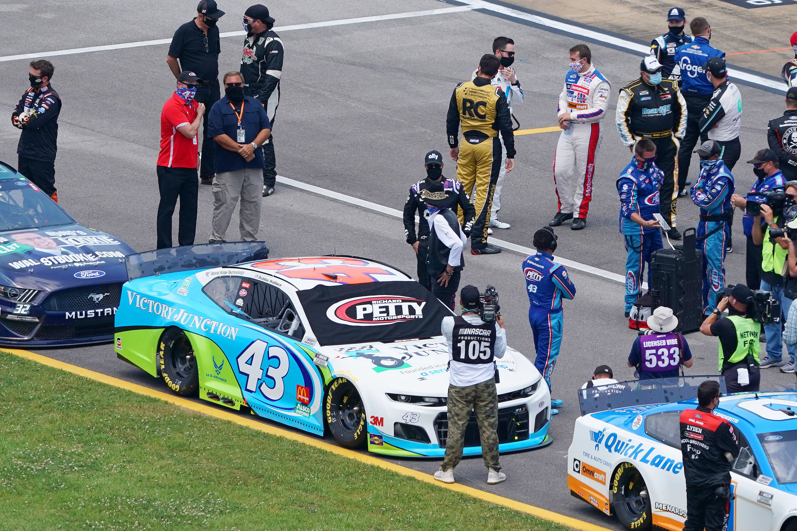 Former NASCAR driver Richard Petty (middle, in cowboy hat) stands near the car of NASCAR Cup Series driver Bubba Wallace (43) Source: Imagn Images