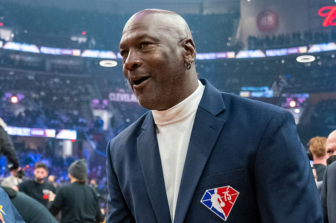 Watch: Michael Jordan lavishly spends on brand new $70,000,000 Gulfstream jet with approximately $500k custom paint job
