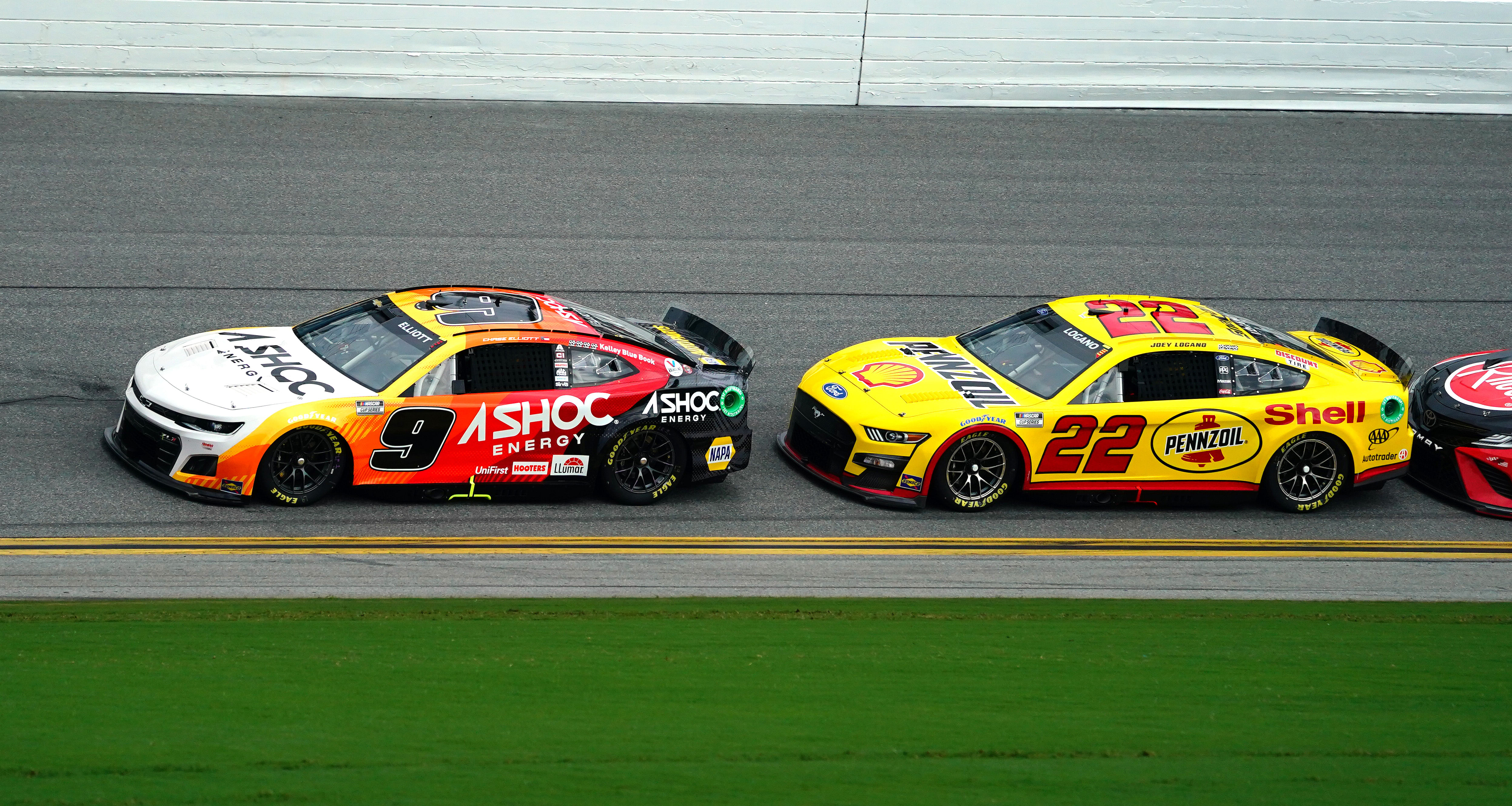 Chase Elliott (9) races through the trioval ahead of NASCAR Cup Series driver Joey Logano (22) during the Coke Zero Sugar 400 at Daytona International Speedway. (Image via Imagn Images)